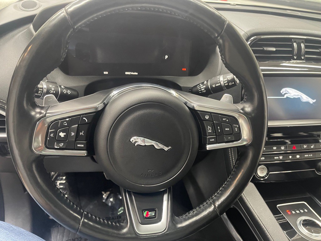 2017 Jaguar F-PACE Image 23