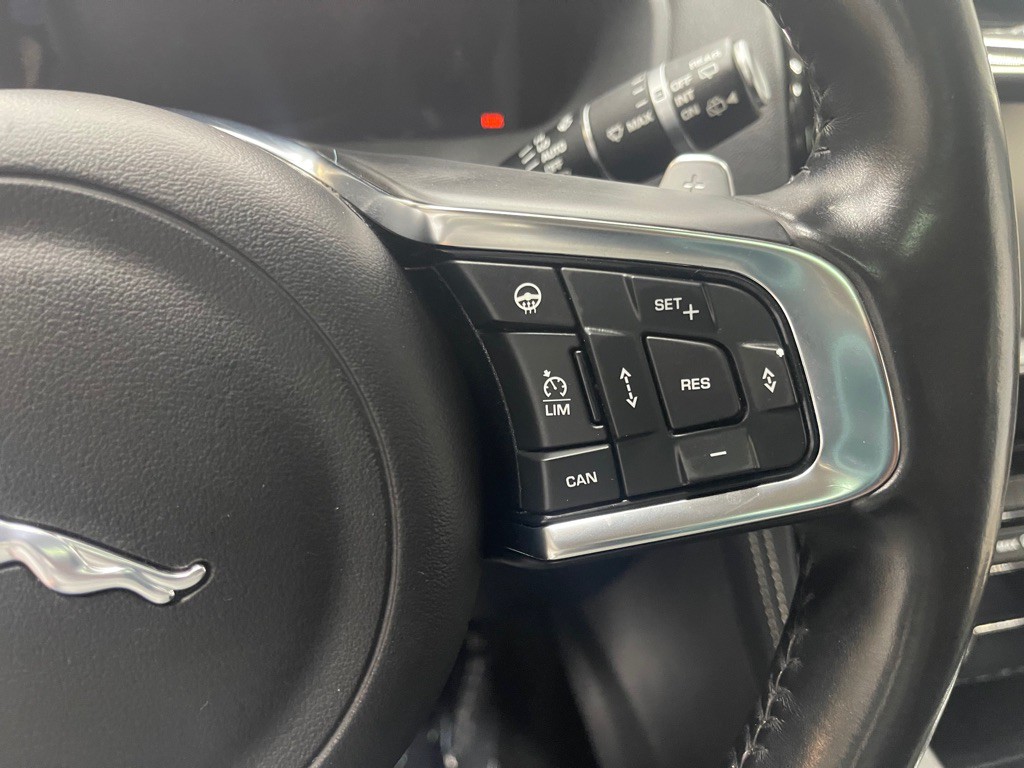 2017 Jaguar F-PACE Image 24
