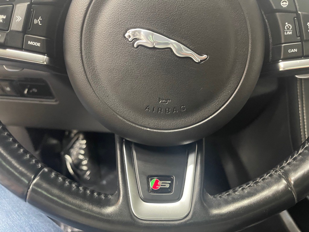 2017 Jaguar F-PACE Image 25