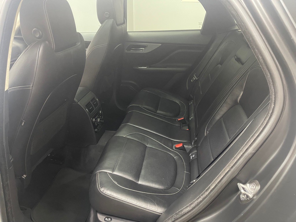 2017 Jaguar F-PACE Image 28