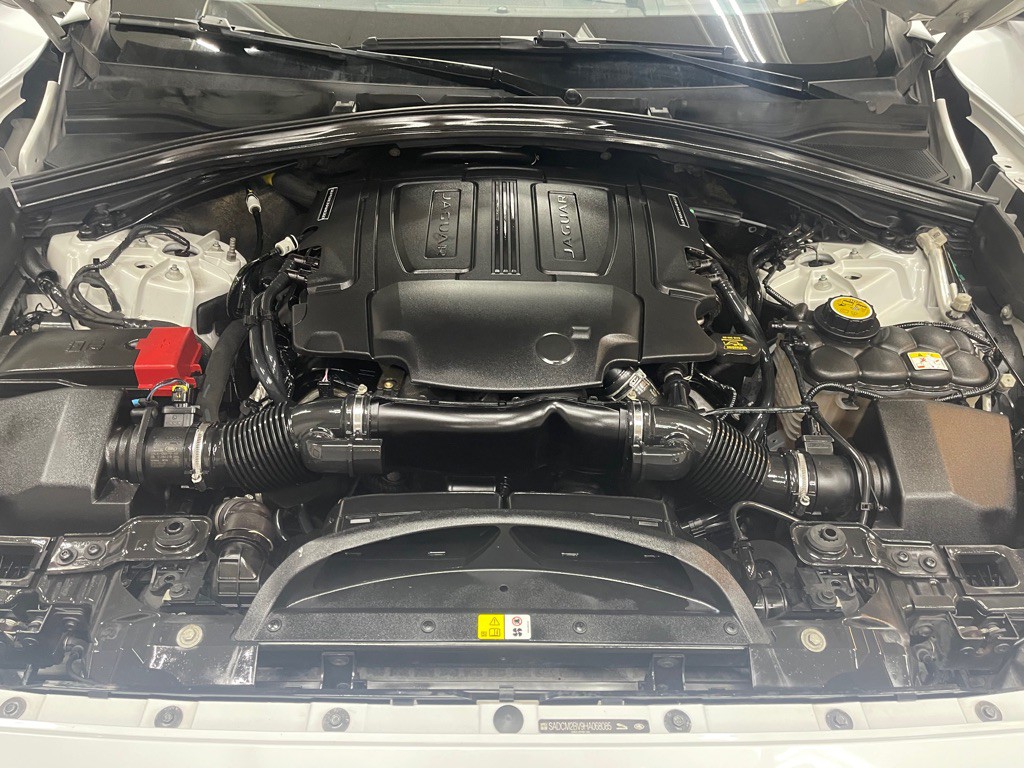 2017 Jaguar F-PACE Image 38