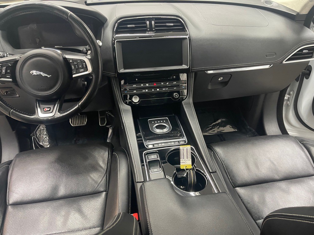 2017 Jaguar F-PACE Image 44