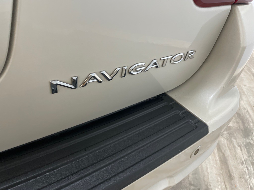 2006 Lincoln Navigator Image 10