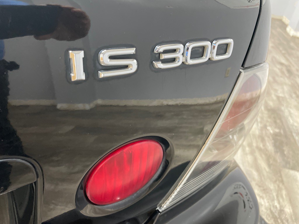 2005 Lexus IS Image 9