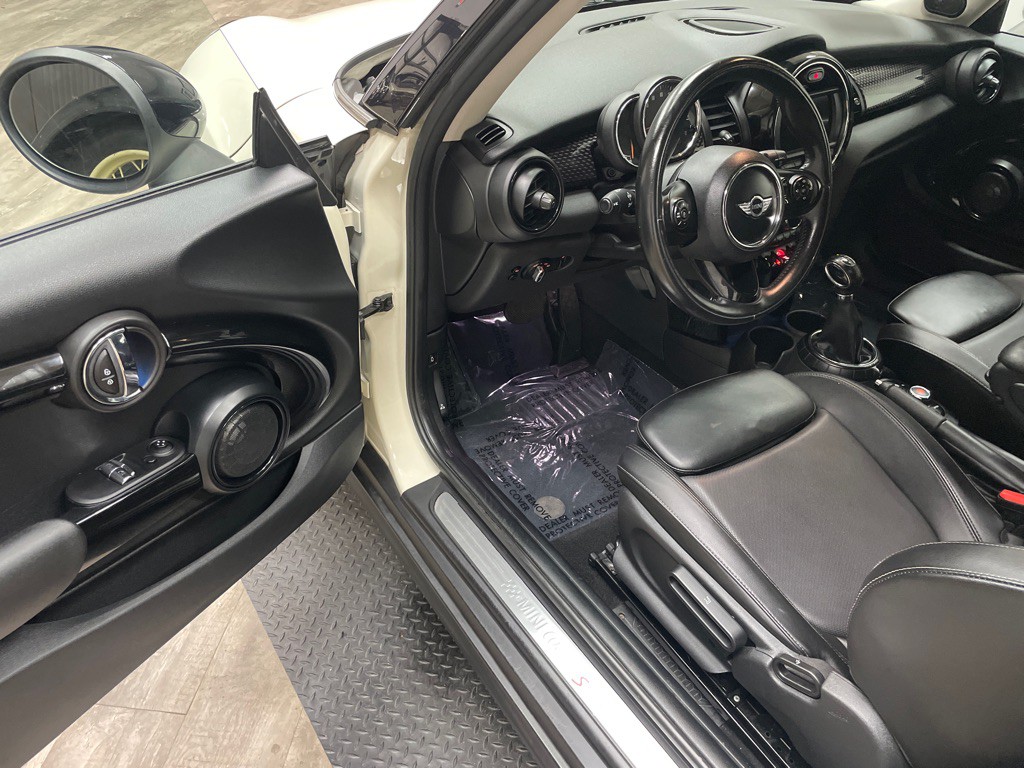 2017 MINI Cooper Image 15
