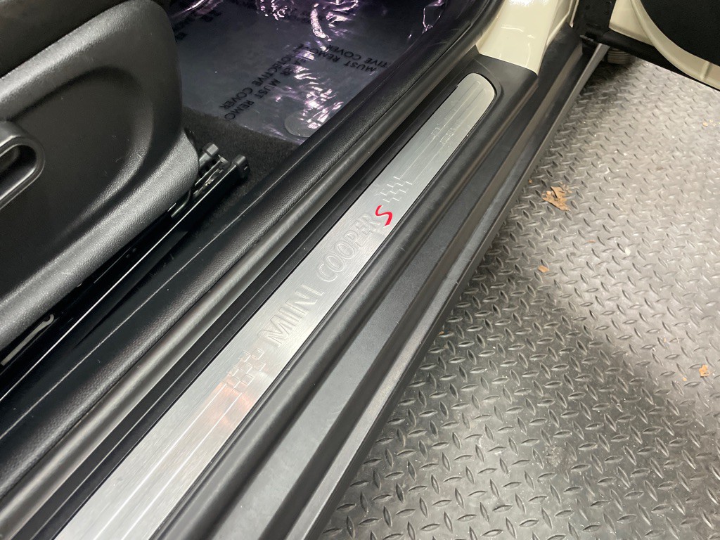 2017 MINI Cooper Image 30