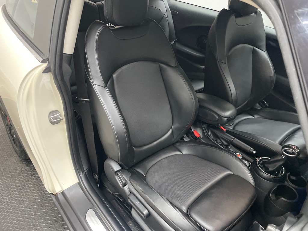 2017 MINI Cooper Image 31