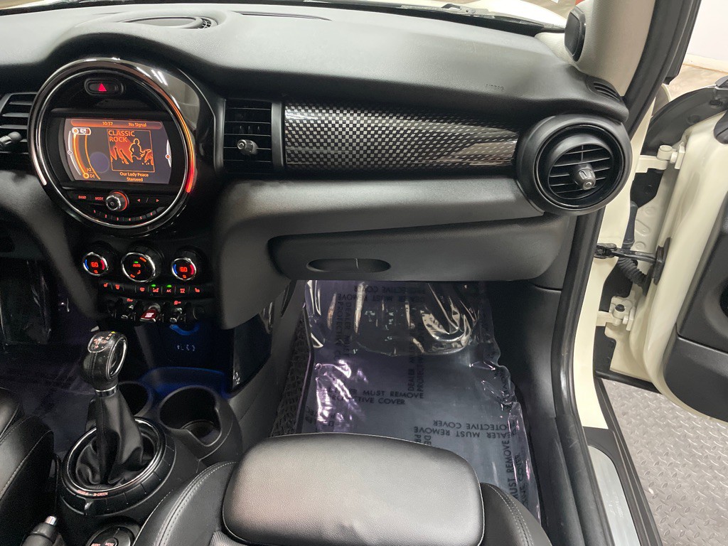 2017 MINI Cooper Image 32