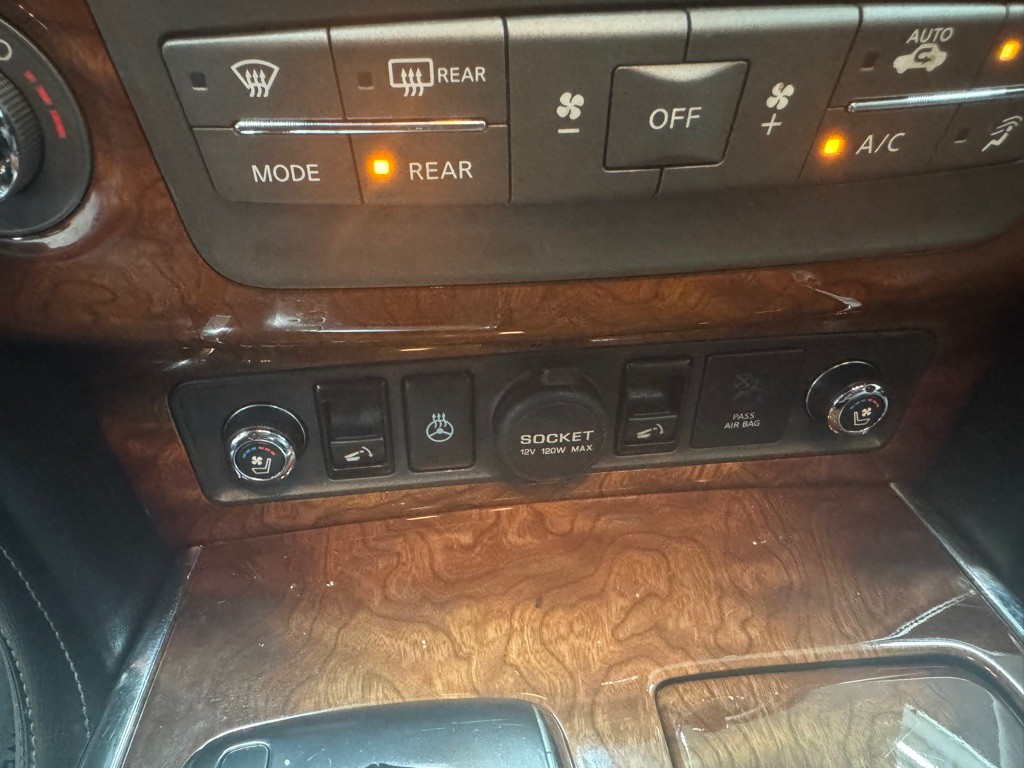 2016 INFINITI QX80 Image 40