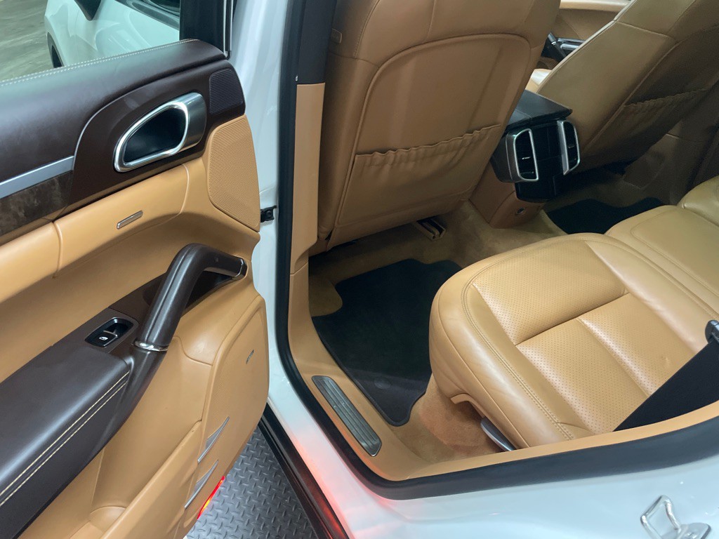 2015 Porsche Cayenne Image 32