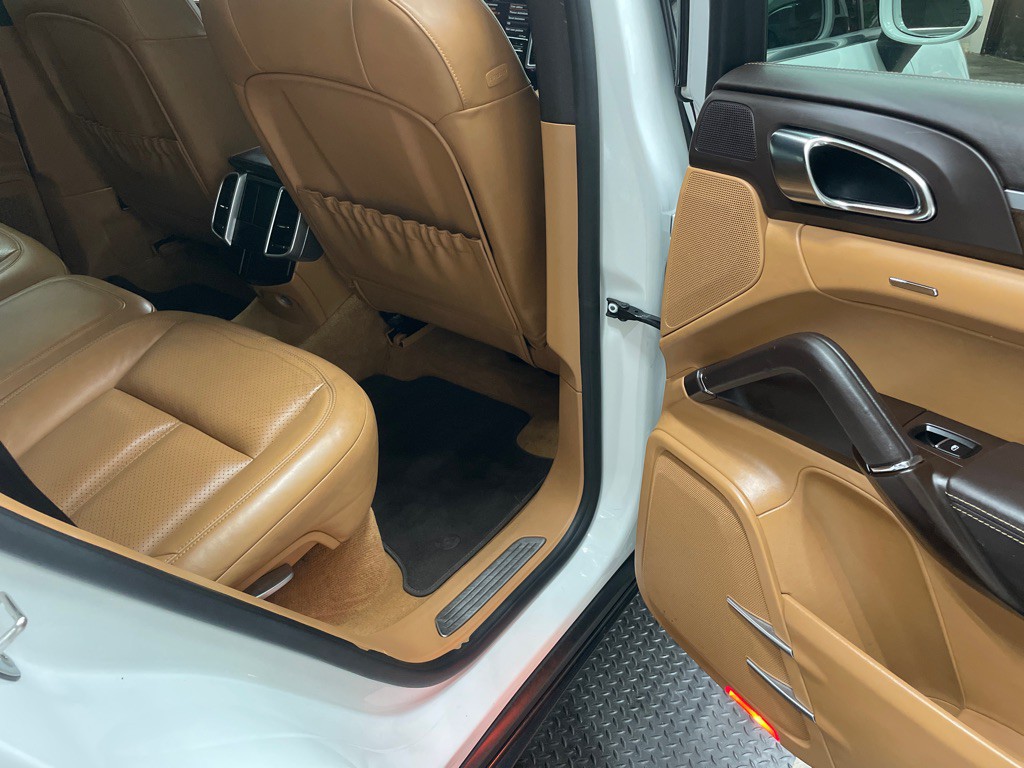 2015 Porsche Cayenne Image 35