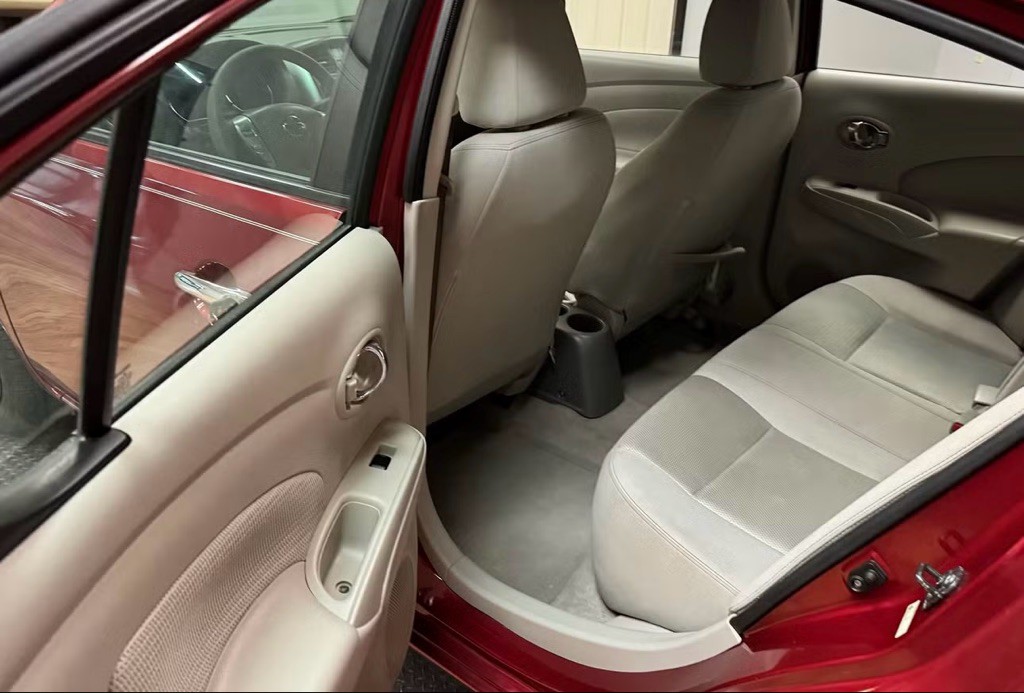 2016 Nissan Versa Image 9