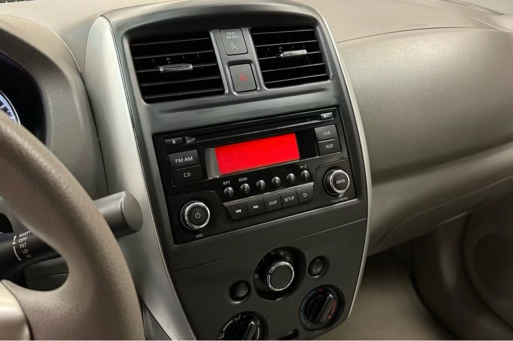 2016 Nissan Versa Image 13