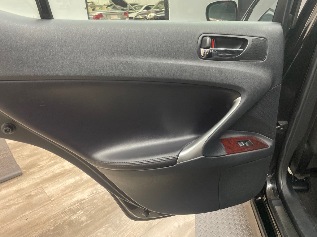 2006 Lexus IS Image 32