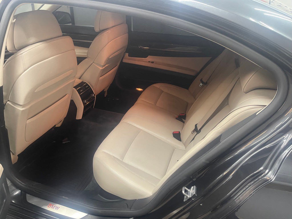 2009 BMW 7 Series Image 17