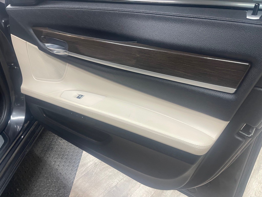 2009 BMW 7 Series Image 26