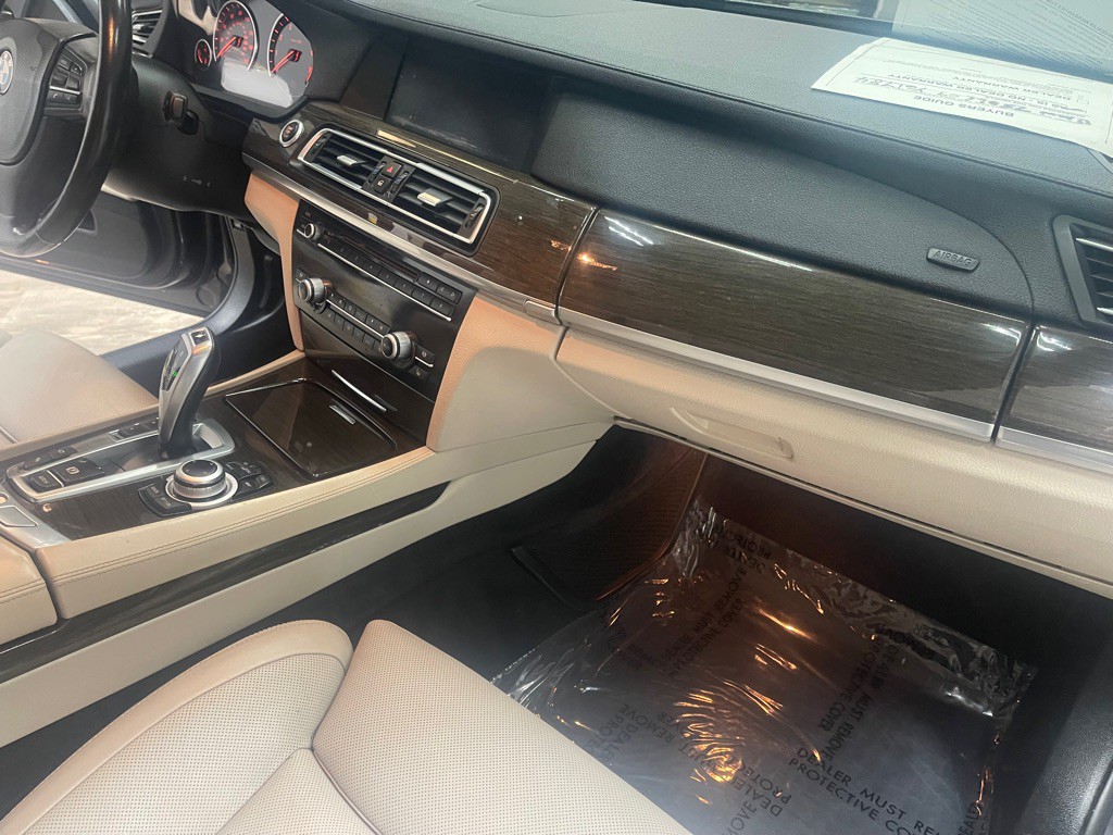 2009 BMW 7 Series Image 27