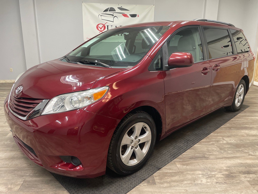 2015 Toyota Sienna Image 1