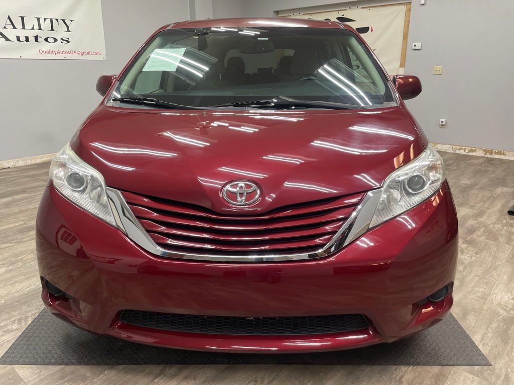2015 Toyota Sienna Image 2