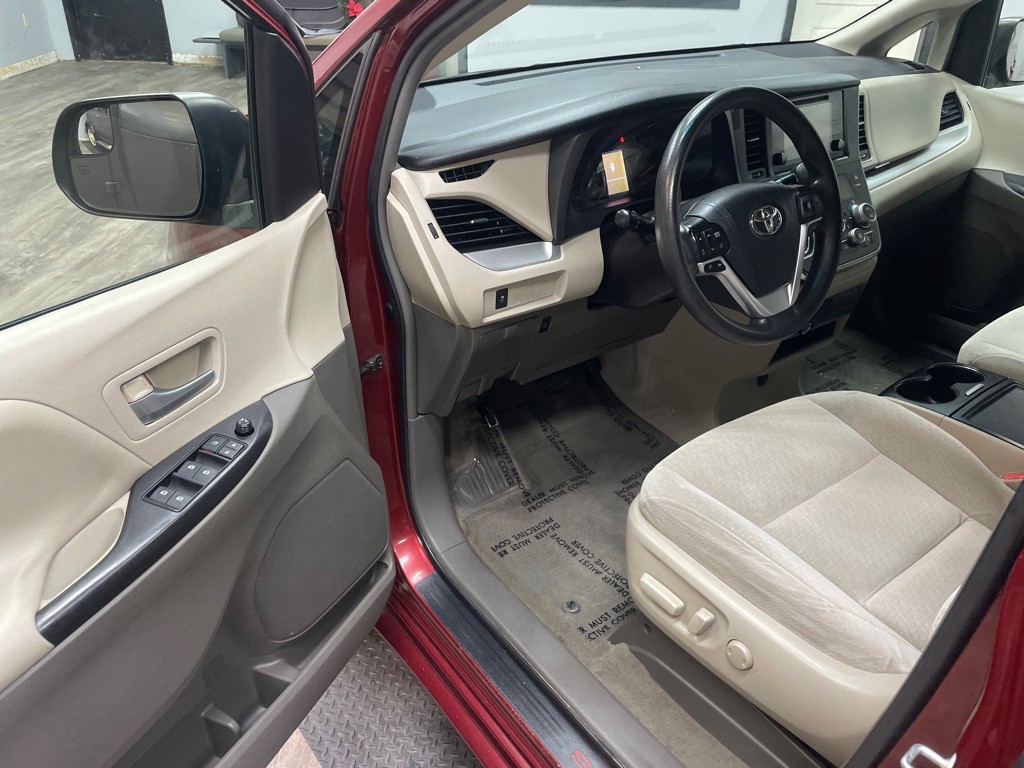 2015 Toyota Sienna Image 3