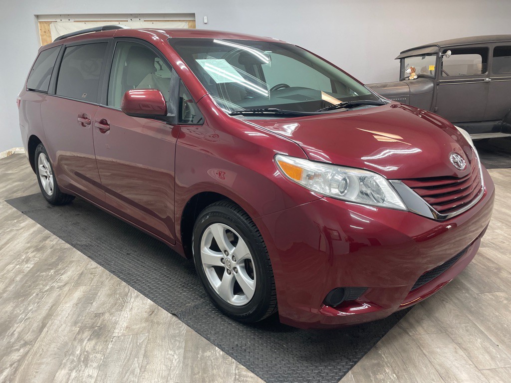 2015 Toyota Sienna Image 4