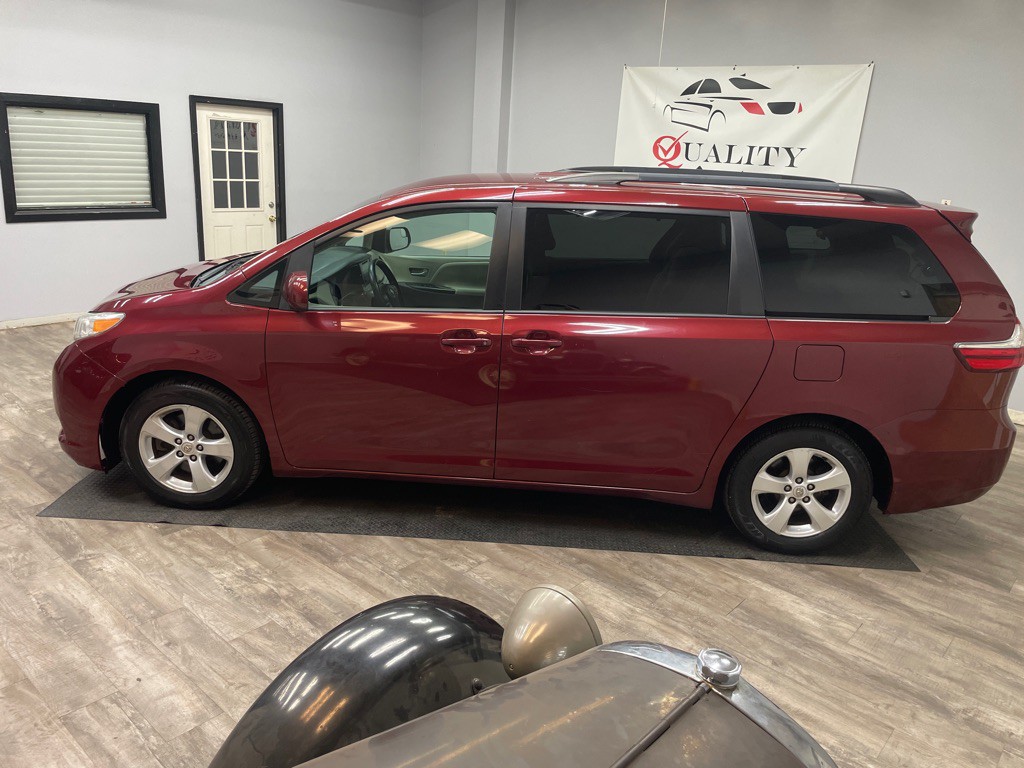 2015 Toyota Sienna Image 6