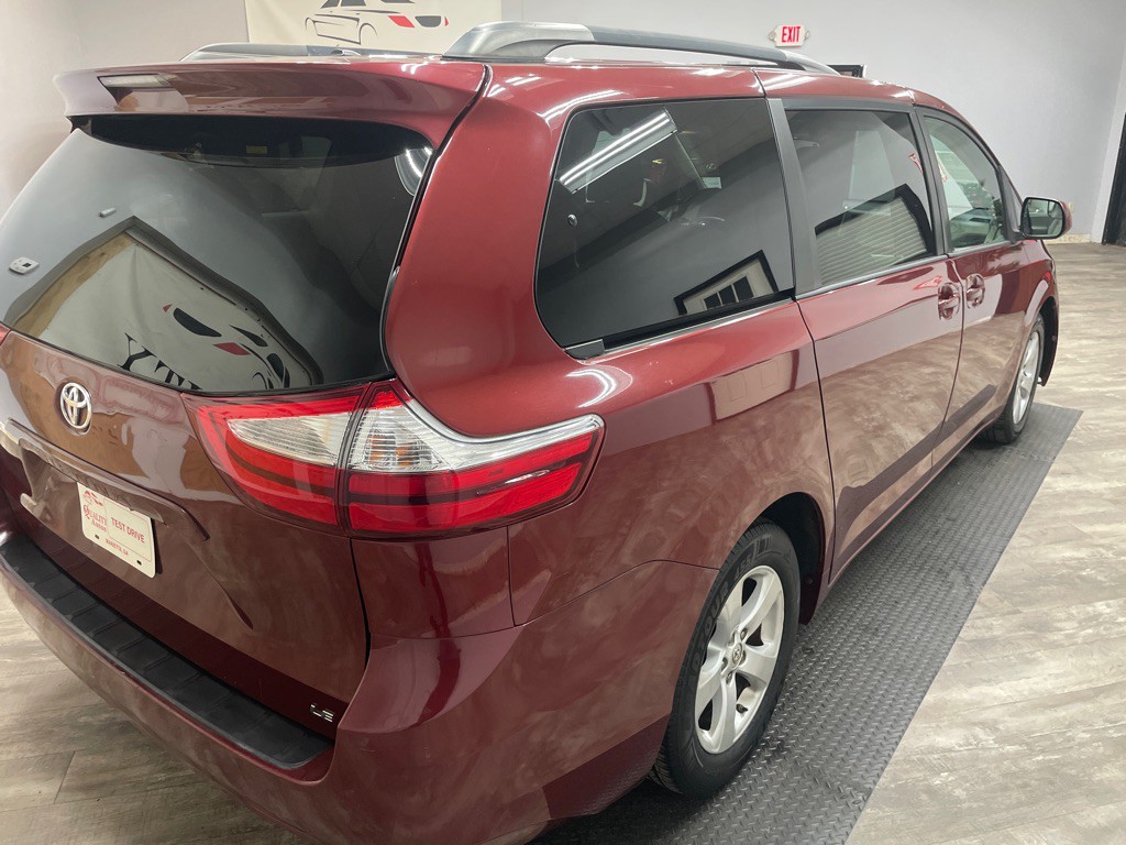 2015 Toyota Sienna Image 9