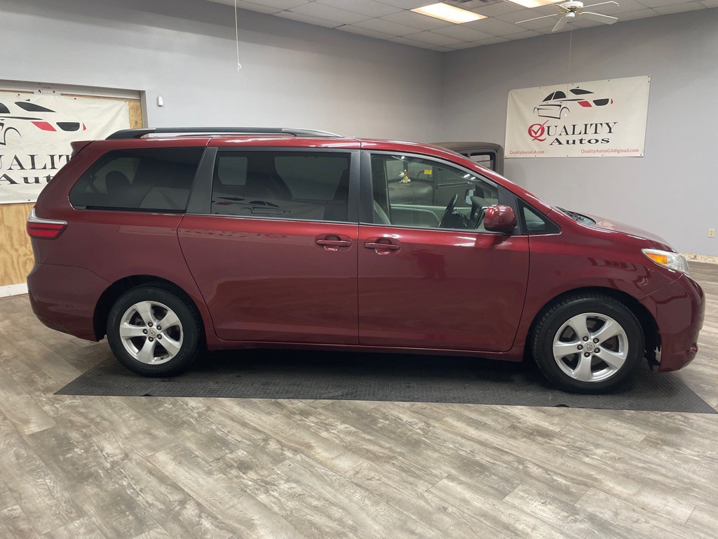 2015 Toyota Sienna Image 10