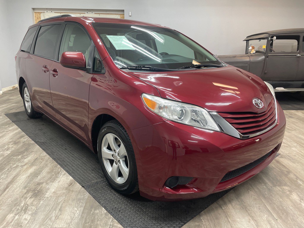 2015 Toyota Sienna Image 11