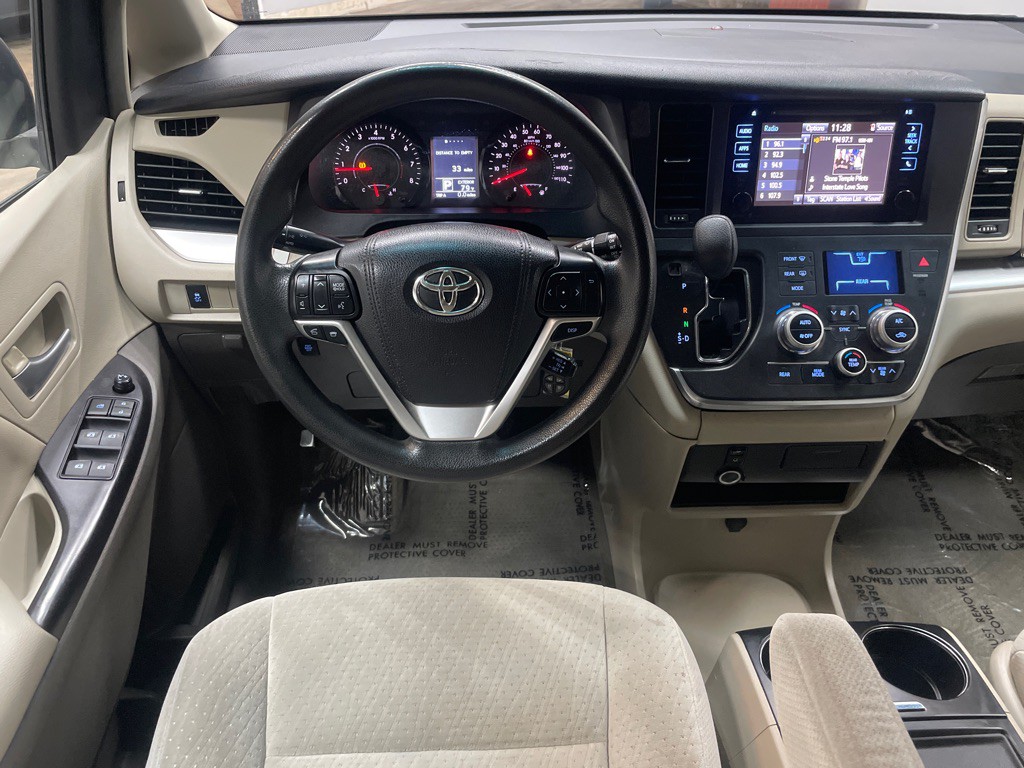 2015 Toyota Sienna Image 18