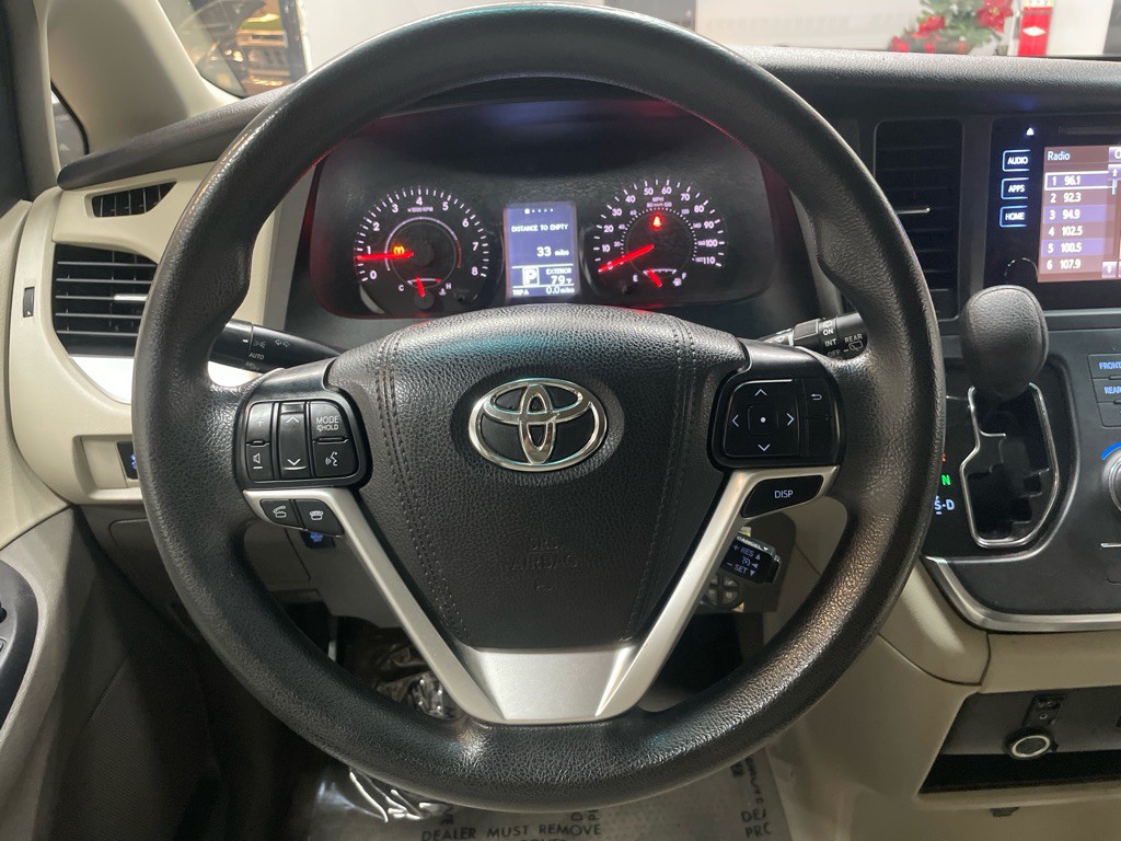 2015 Toyota Sienna Image 19