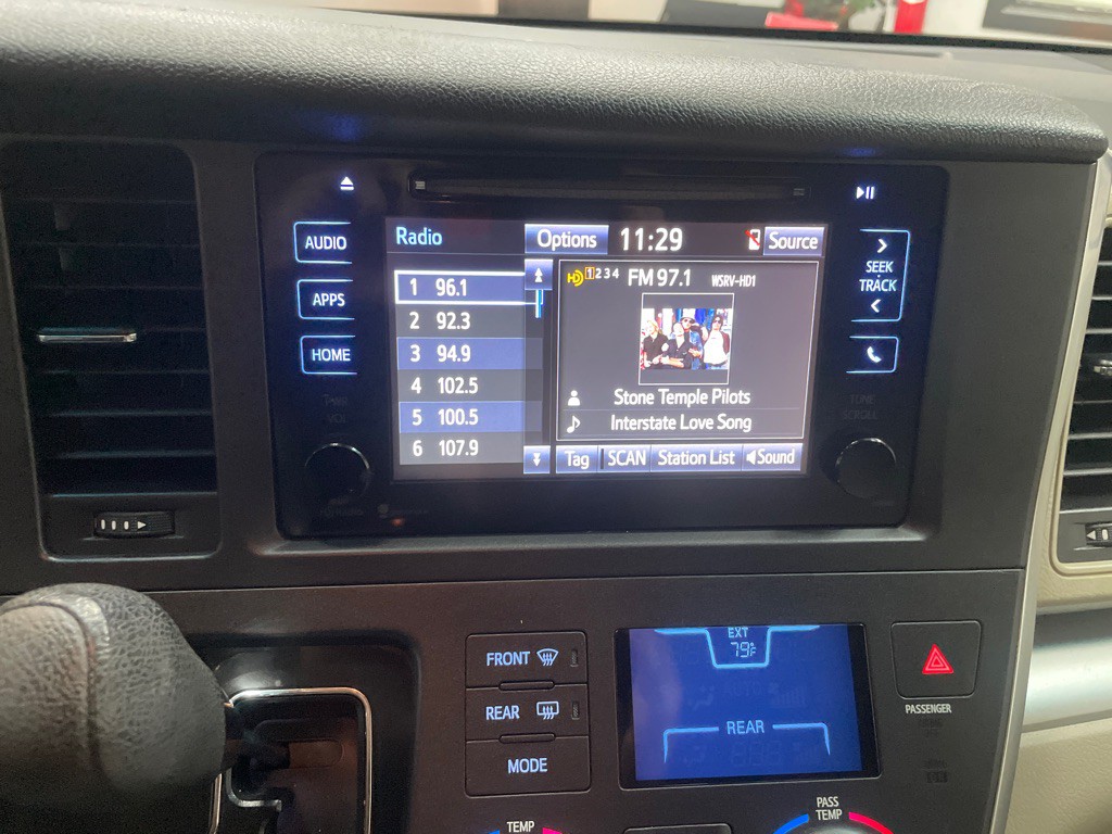 2015 Toyota Sienna Image 21