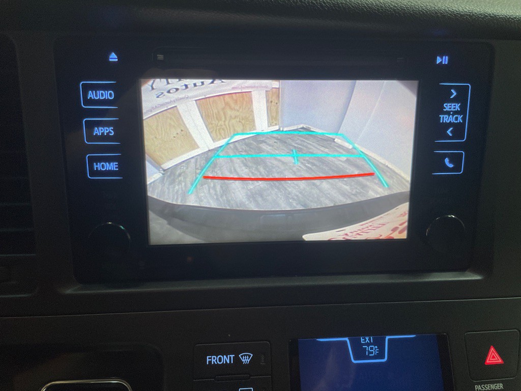 2015 Toyota Sienna Image 22