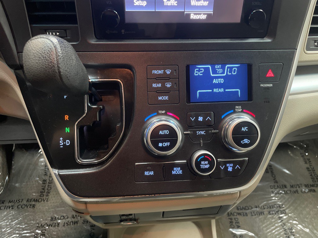 2015 Toyota Sienna Image 24