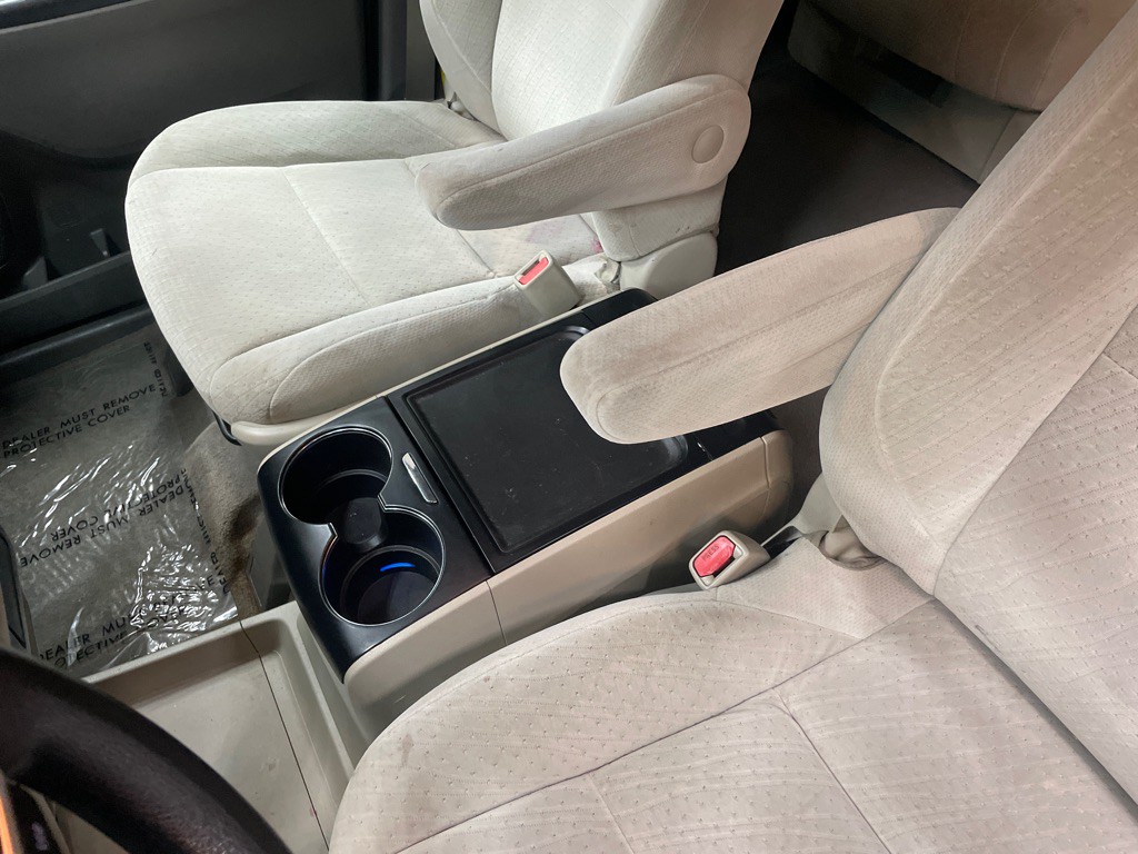 2015 Toyota Sienna Image 25