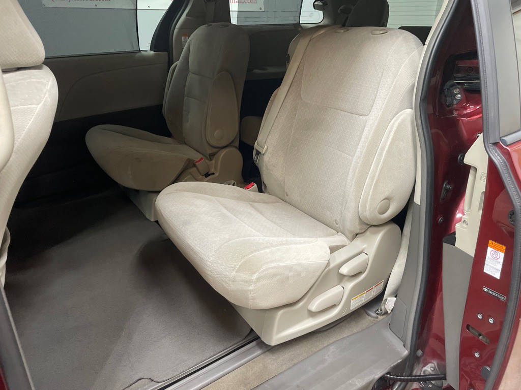 2015 Toyota Sienna Image 26