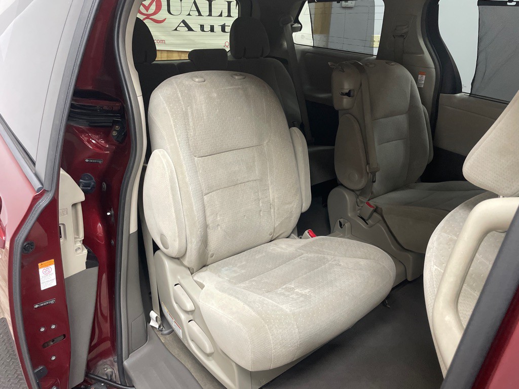 2015 Toyota Sienna Image 28