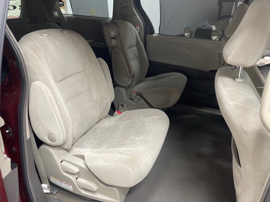 2015 Toyota Sienna Image 29