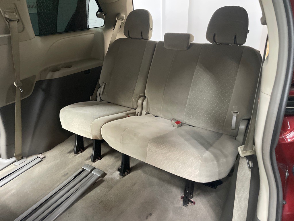 2015 Toyota Sienna Image 32