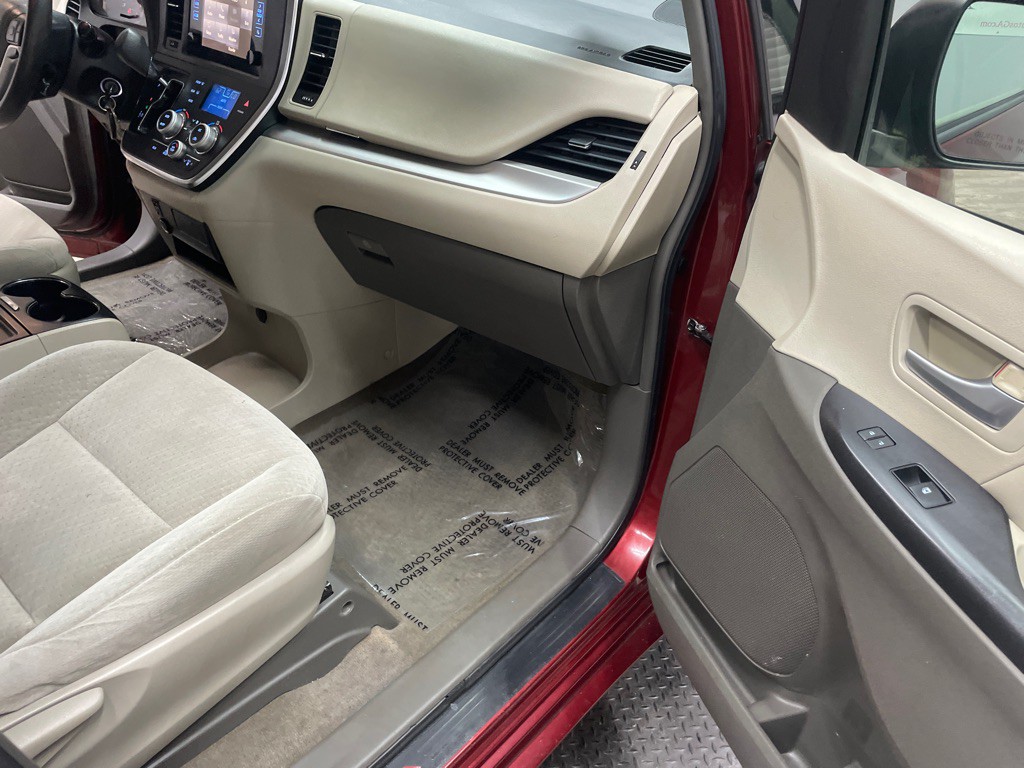 2015 Toyota Sienna Image 34
