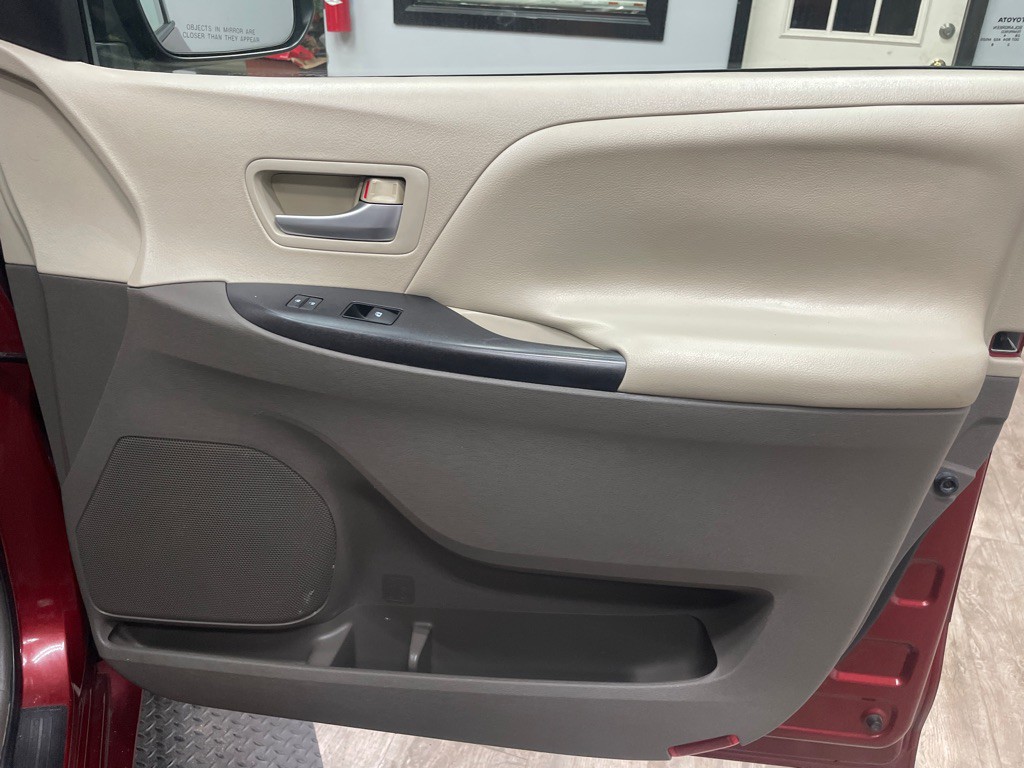 2015 Toyota Sienna Image 35