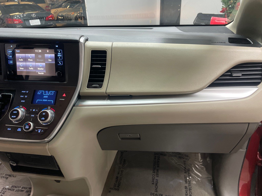 2015 Toyota Sienna Image 38
