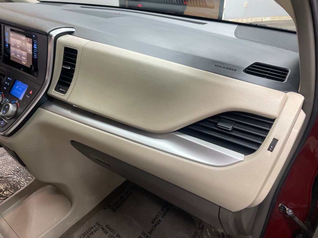 2015 Toyota Sienna Image 39