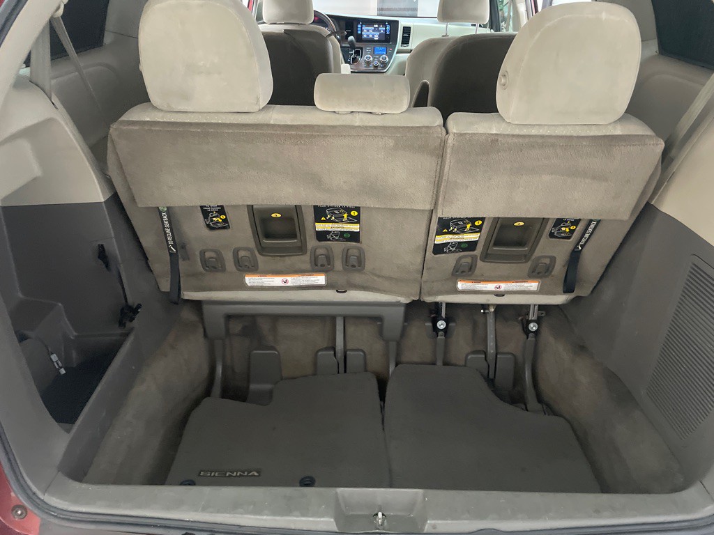 2015 Toyota Sienna Image 40