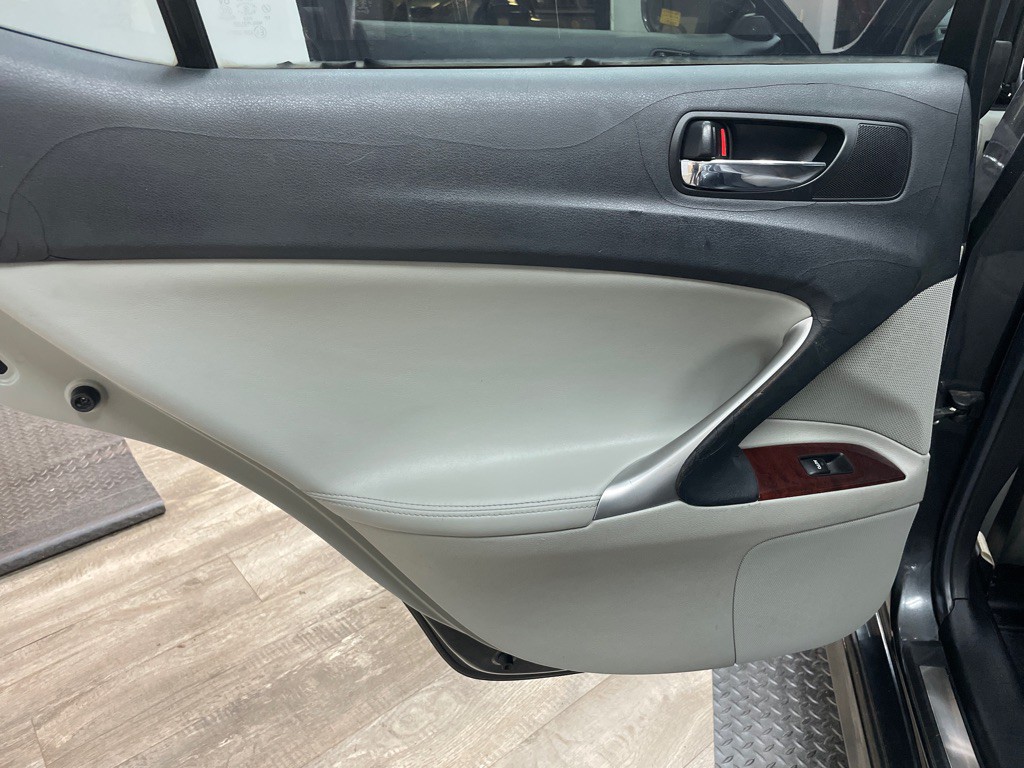 2007 Lexus IS Image 30