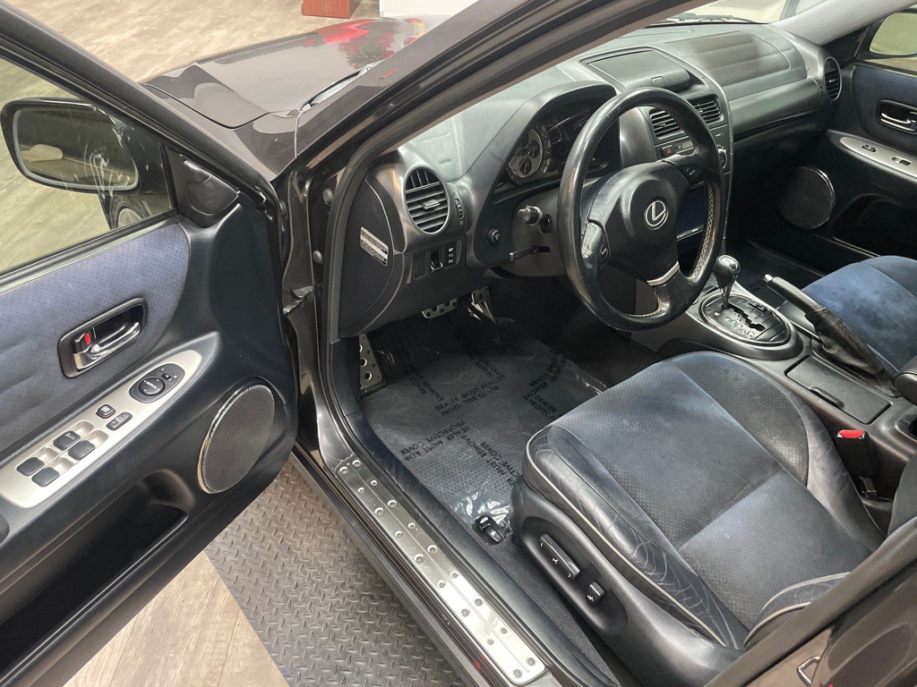 2004 Lexus IS Image 2