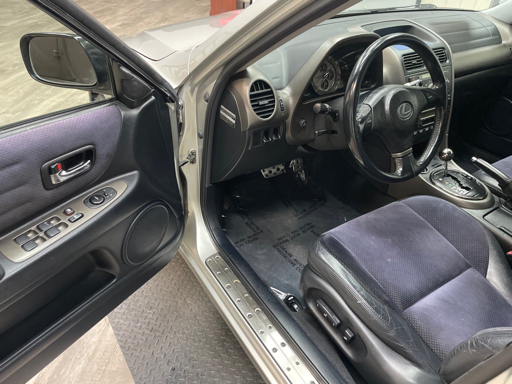 2001 Lexus IS Image 4