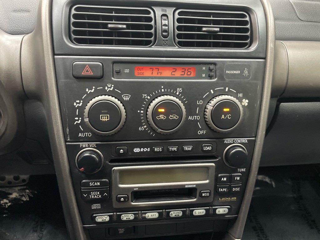 2001 Lexus IS Image 21