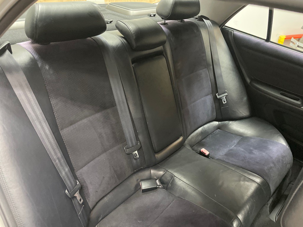 2001 Lexus IS Image 32