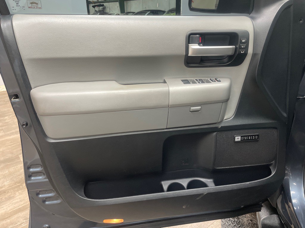 2008 Toyota Sequoia Image 16